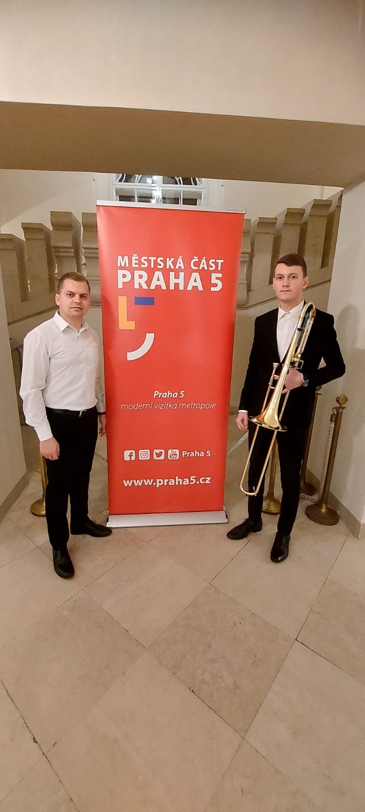 Praga1 – Elevul Darius Dan alături de  profesorul îndrumător dl. Timotei Torje 
